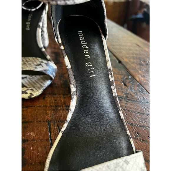 Madden Girls snake skin print women’s block heel size 7 - Picture 5 of 12